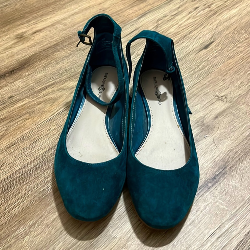 New brand new dark green flat